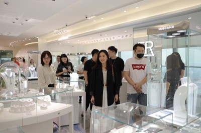 知名女星唐詩詠到訪永富集團(tuán)，珠寶首飾零售引關(guān)注